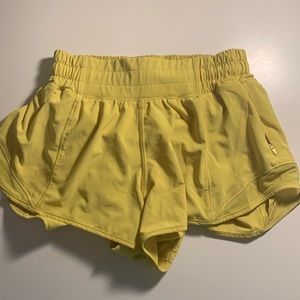 Lululemon hotty hot short mustard yellow color size 2, length 2.5’